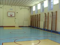 Современный оборудованный спортивный зал  для проведения занятий по физической культуре также позволяет проводить  и различные внутришкольные и муниципальные спортивные мероприятия благодаря своей вместимости и хорошей оснащенности.