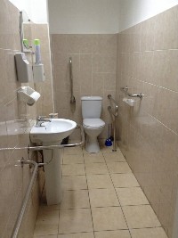 Туалетная комната оборудована для посещения инвалидов на креслах-колясках и для инвалидов с нарушениями опорно-двигательного аппарата.