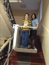 Имеется лифтовое оборудование на лестнице для перемещения инвалидов и маломобильных групп населения.